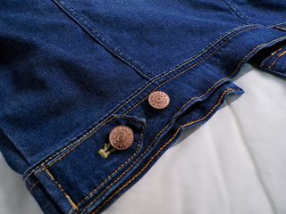 Chaqueta vaquera con diseño único de brillantes