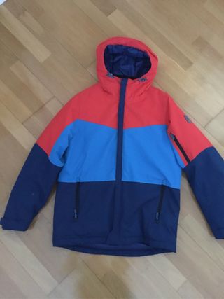 Chaqueta de nieve juvenil azul y rojo.