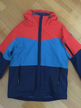 Chaqueta de nieve juvenil azul y rojo.