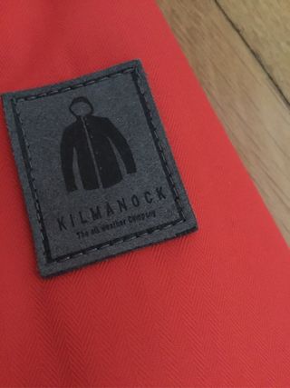 Chaqueta de nieve juvenil azul y rojo.