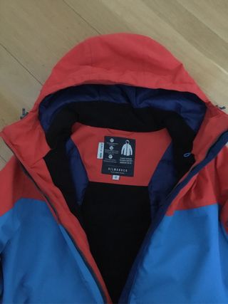 Chaqueta de nieve juvenil azul y rojo.