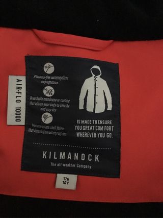 Chaqueta de nieve juvenil azul y rojo.