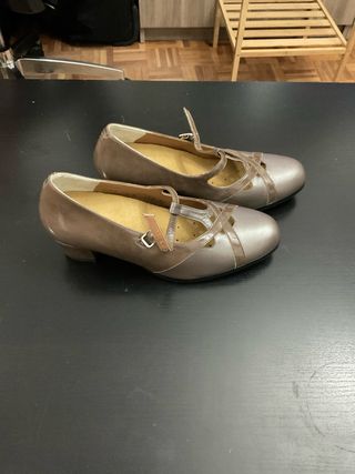 Zapatos beige tacón bajo talla 36