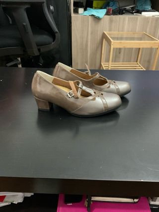 Zapatos beige tacón bajo talla 36