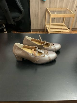 Zapatos beige tacón bajo talla 36