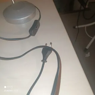 Lámpara de escritorio flexible gris