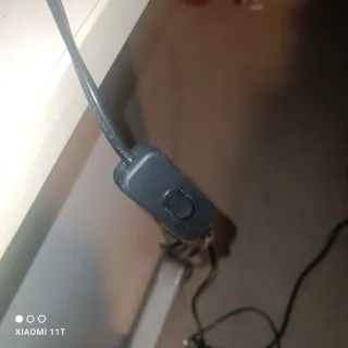 Lámpara de escritorio flexible gris