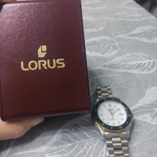 Reloj Lorus Dorado y Plateado