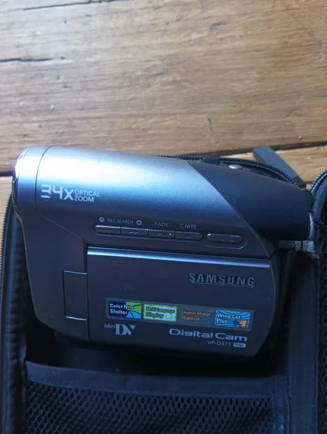 Videocamera Samsung Mini DV con zoom ottico 34x