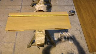 Estante de madera color beige