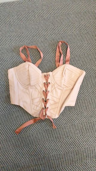 Corsé rosa con cordones