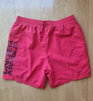 Pantalón corto Under Armour rojo