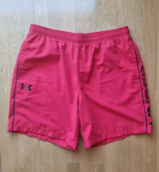 Pantalón corto Under Armour rojo