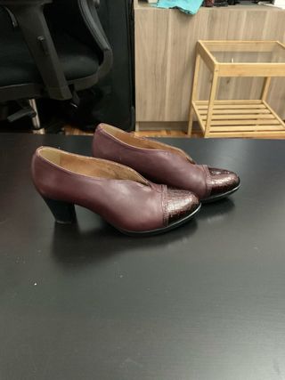 Zapatos tacón bajo granate Talla 36, cómodos.