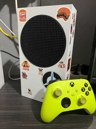 Xbox Series S in bianco con controller giallo