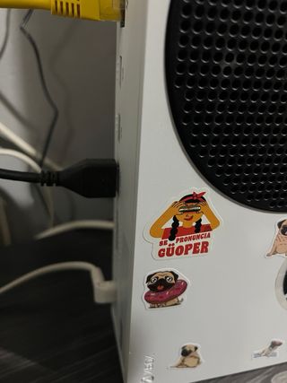 Xbox Series S in bianco con controller giallo