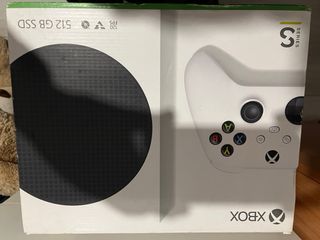 Xbox Series S in bianco con controller giallo