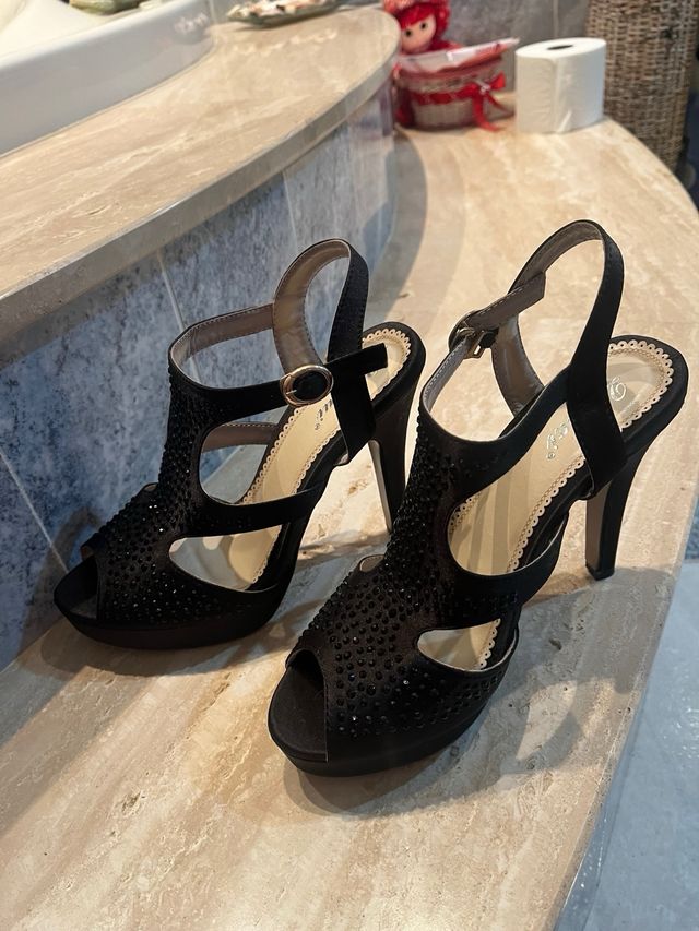 Tacones negros con pedrería