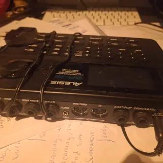 Caja de Ritmos Alesis