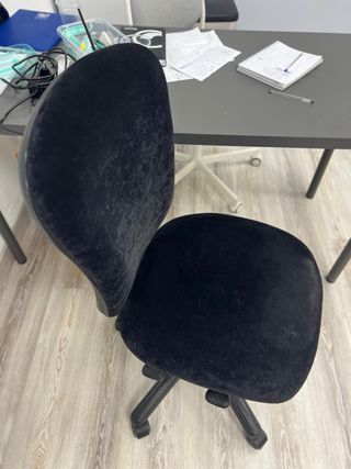 Silla de escritorio negra de terciopelo