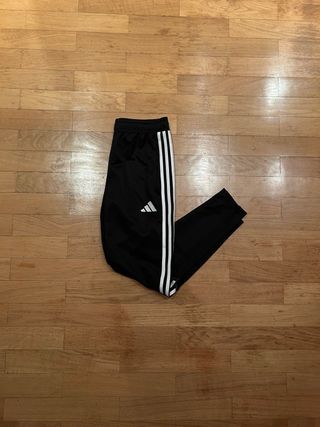 Pantalón Adidas Training – Clásico negro con 3 ray