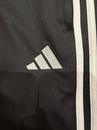 Pantalón Adidas Training – Clásico negro con 3 ray