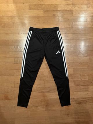 Pantalón Adidas Training – Clásico negro con 3 ray