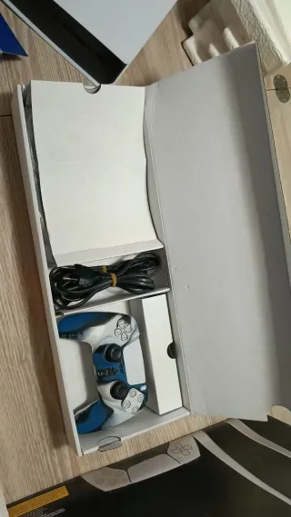 Consola PS5 + 2 Mandos + Cables