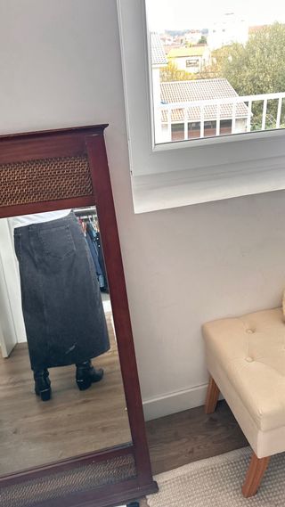 Falda vaquera larga negra con abertura