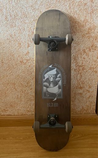 Skate con diseño RAM