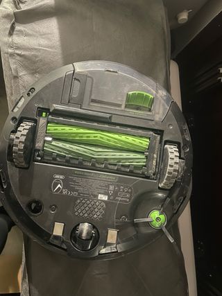 Roomba i7+ con base de carga y aspiración