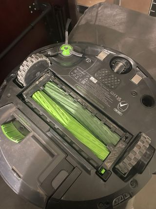 Roomba i7+ con base de carga y aspiración
