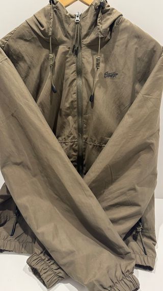 Chubasquero Pull&Bear verde oliva