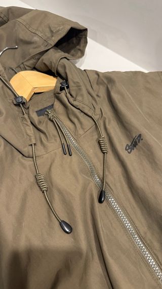 Chubasquero Pull&Bear verde oliva