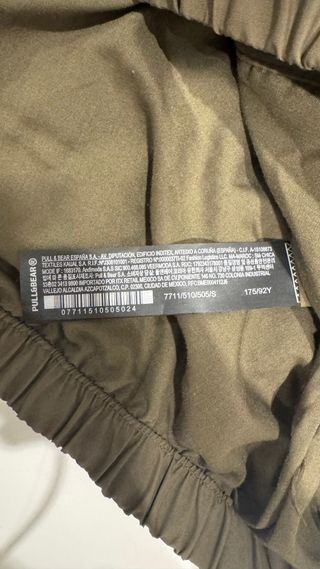 Chubasquero Pull&Bear verde oliva