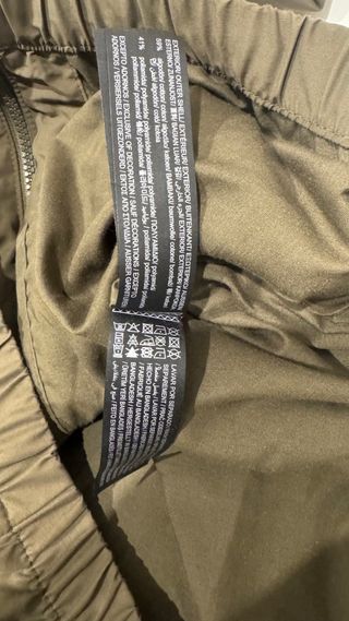 Chubasquero Pull&Bear verde oliva