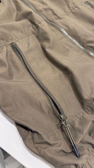 Chubasquero Pull&Bear verde oliva