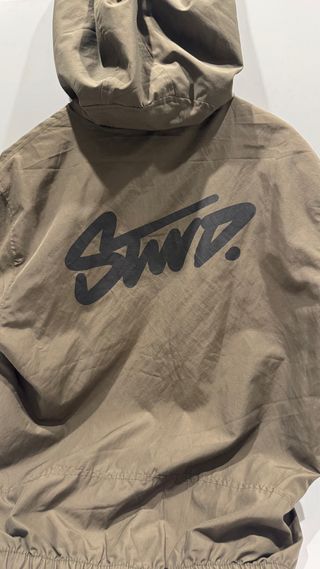 Chubasquero Pull&Bear verde oliva