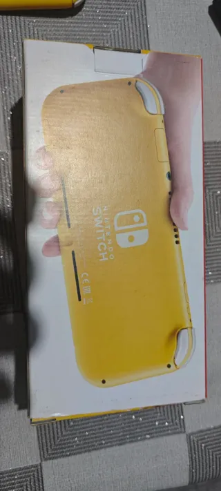 Nintendo Switch Lite Gialla + Custodia