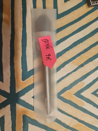 Brocha base fluida Mary Kay plateada