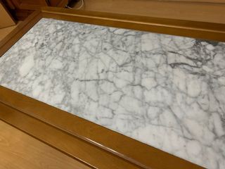 Mesa auxiliar de madera y mármol