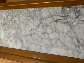 Mesa auxiliar de madera y mármol