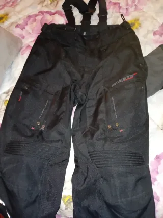 Traje y guantes de moto mujer