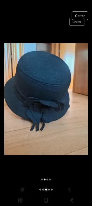 Sombrero negro con flor
