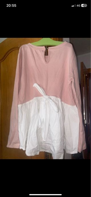 Blusa rosa con volante blanco