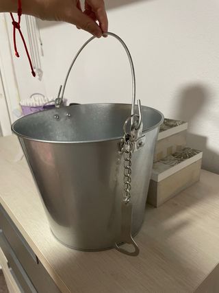 Cubo di bottiglie di birra con apribottiglie