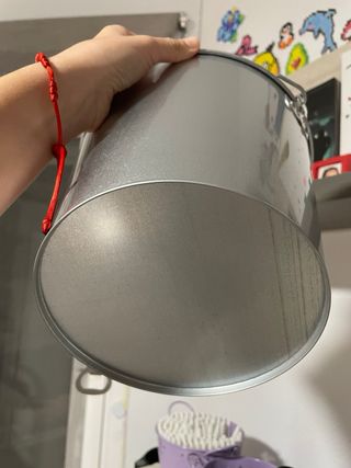 Cubo di bottiglie di birra con apribottiglie