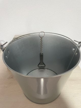 Cubo di bottiglie di birra con apribottiglie