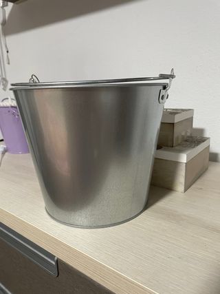 Cubo di bottiglie di birra con apribottiglie