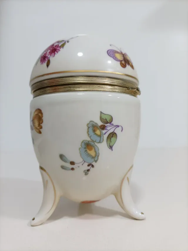 Uovo di porcellana giapponese decorato